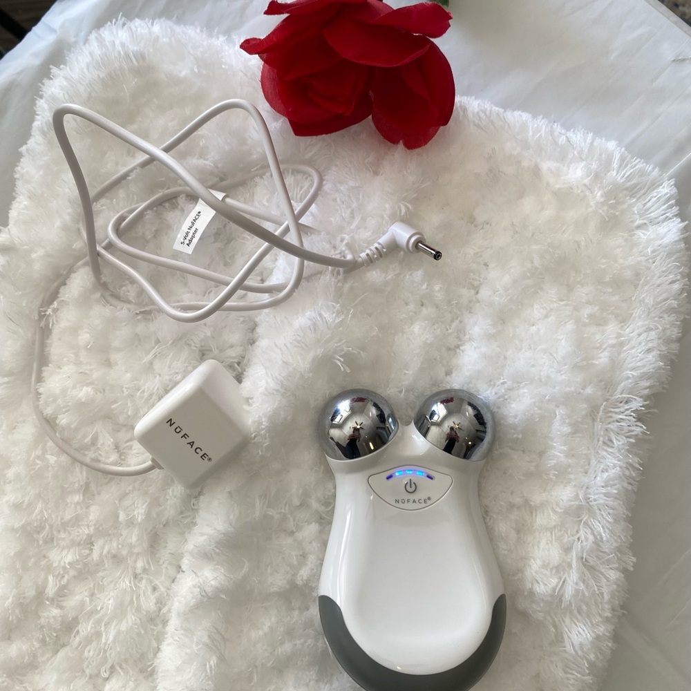 NuFace mini in white - works perfectly! EUC!